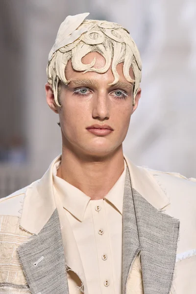 Look 80